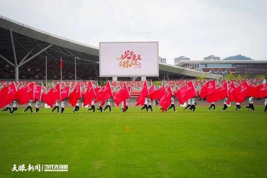 ”海报里三组人物关系的叙述中紧追叙事，在一段段时空中腾挪跳跃，拼凑出一曲爱与救赎的颂歌